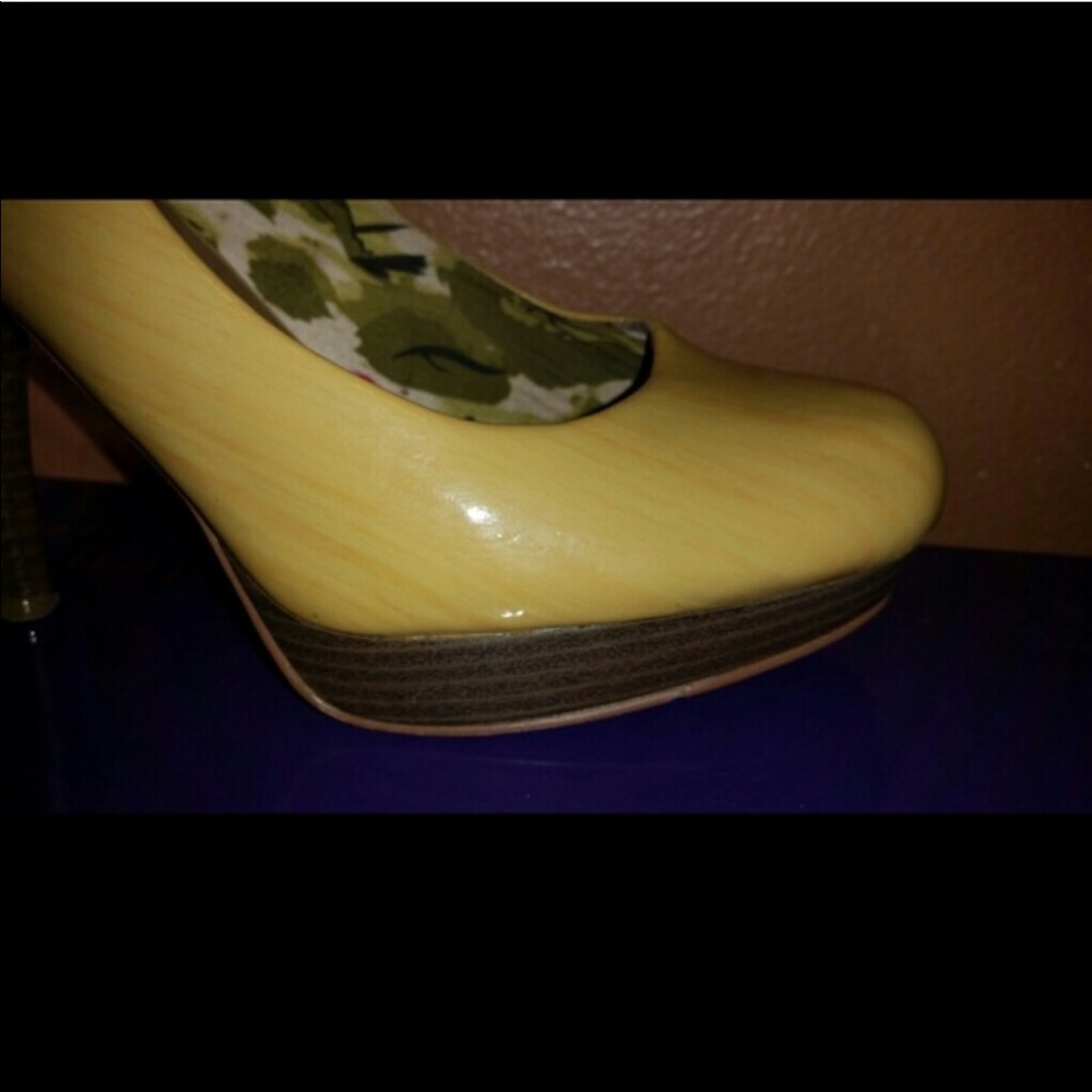 Yellow platform pumps. - Picture 2 of 2
